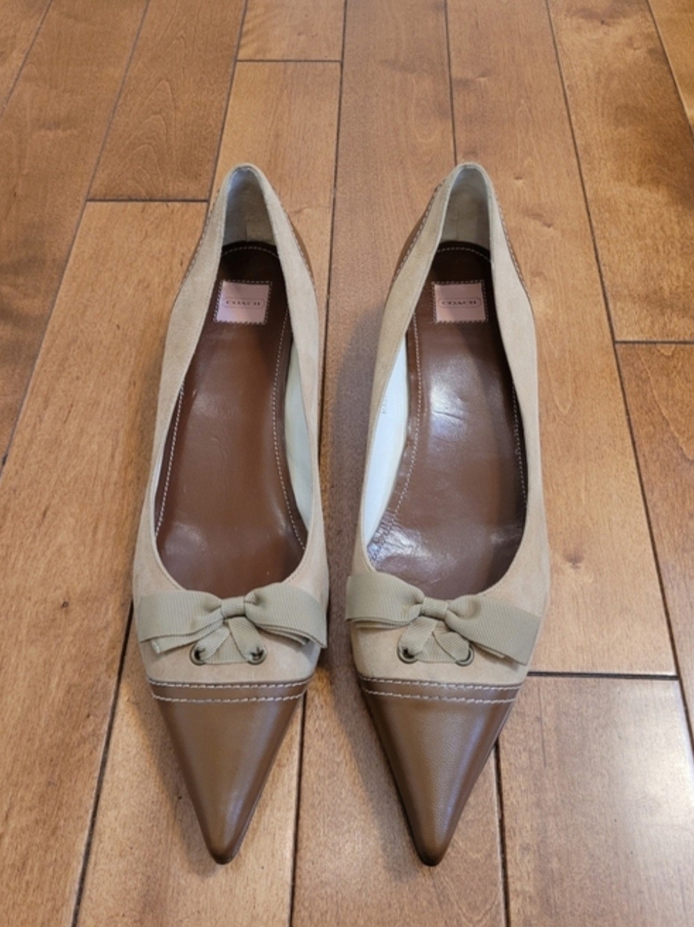 New Vintage Women's Coach Tulla Two-Tone Tan Pointed Toe Kitten Heel Pumps